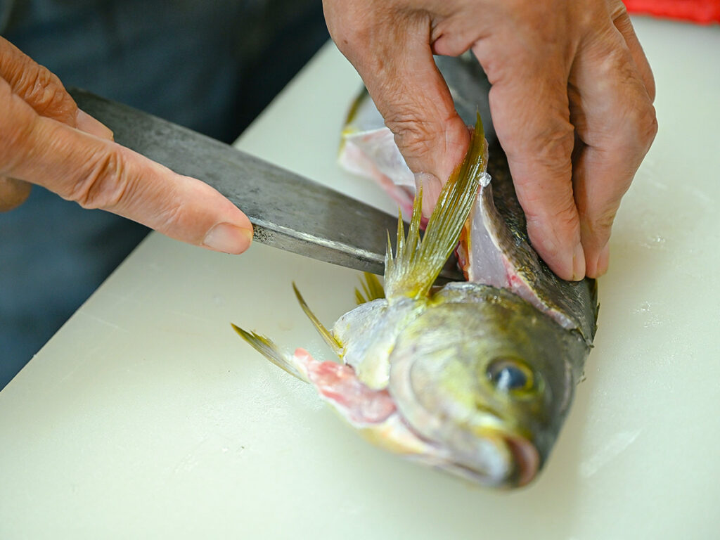 プロの板前による魚捌き
